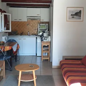 https://studio-dans-villa-de-charme-piscine-proche-plage.fr-provencehotel.com
